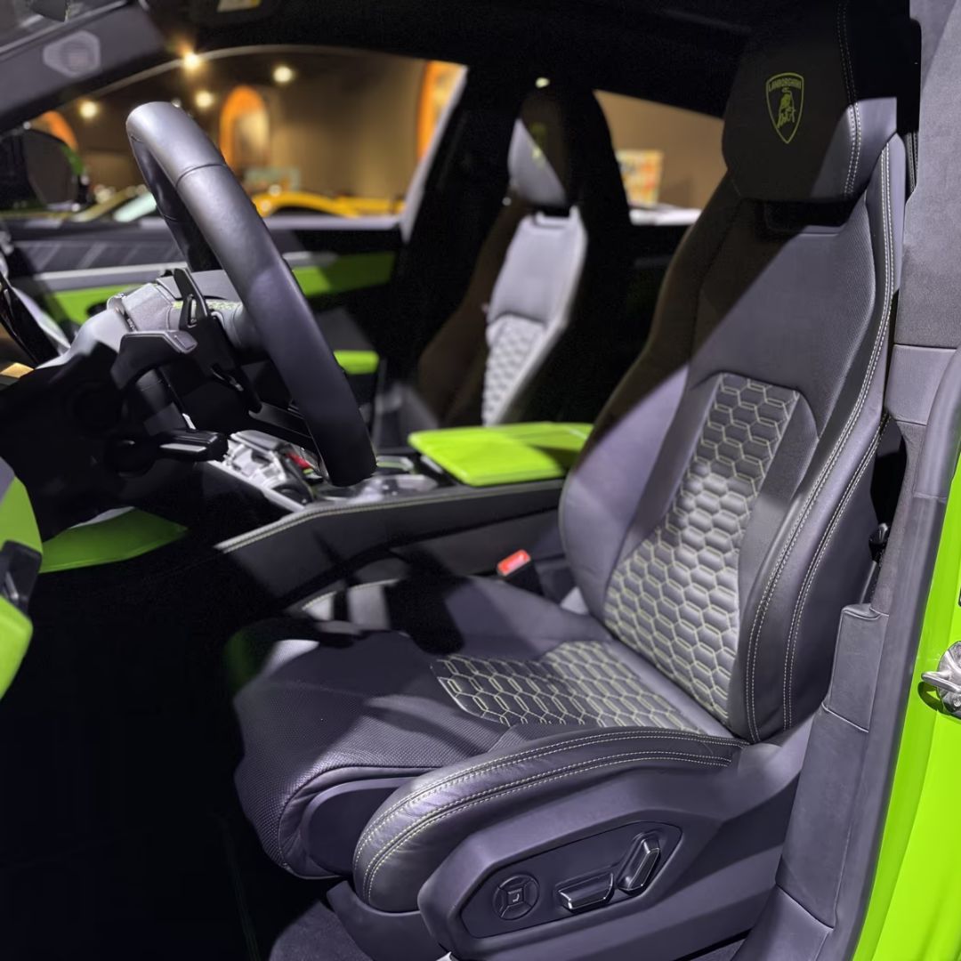 urus inside 1