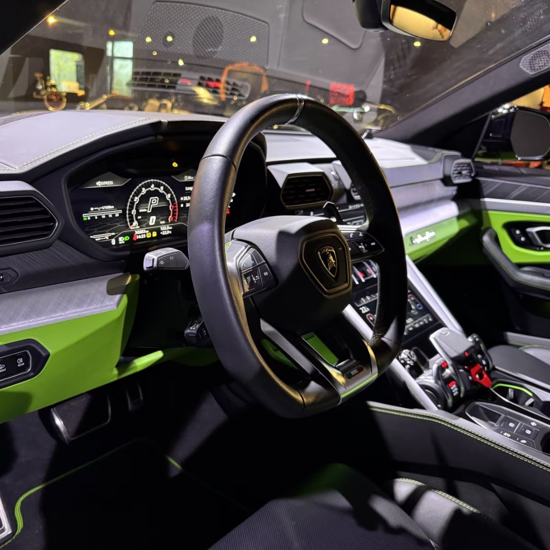 urus inside 2